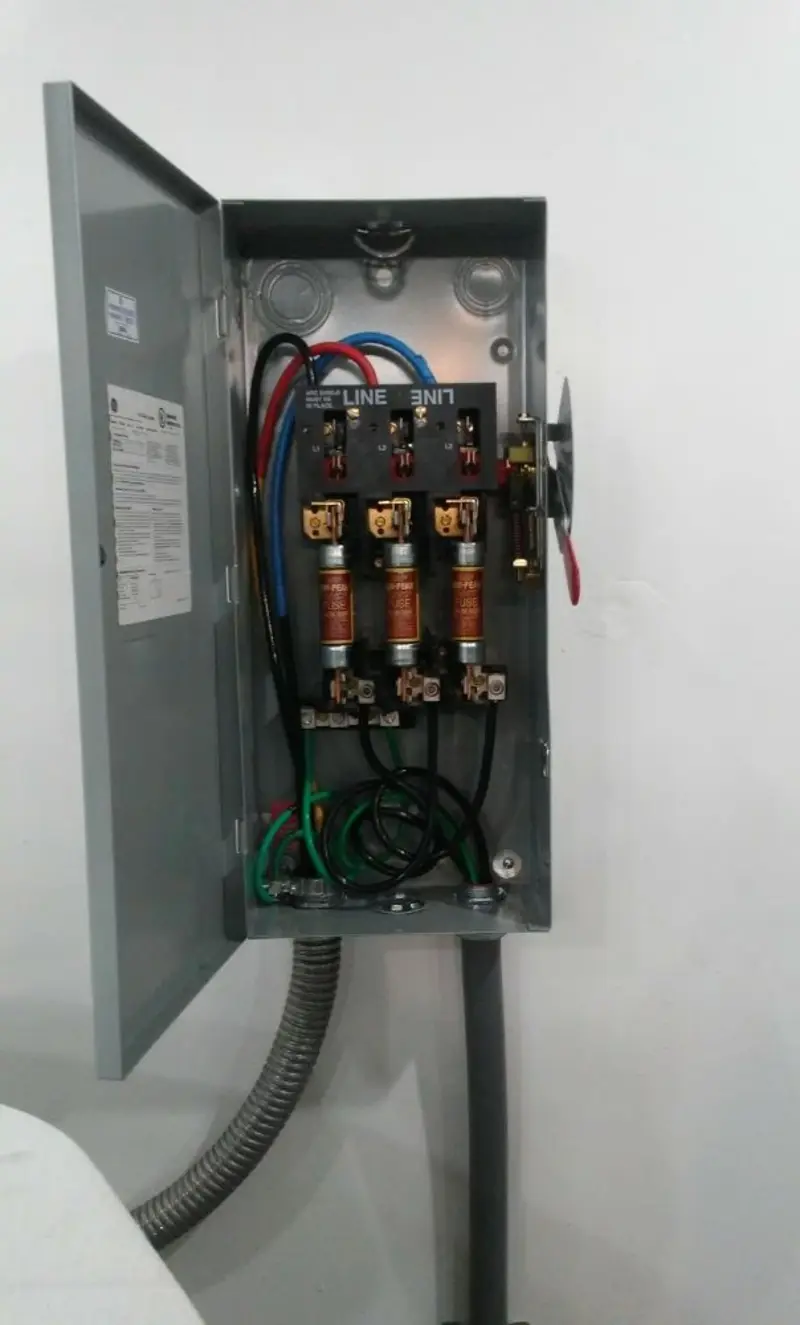 Three-phase disconnect switch installed for Smoke Detector Installation in Memphis
